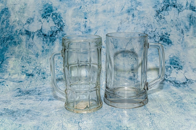 Foto bierbekers van glas op een blauwe achtergrond