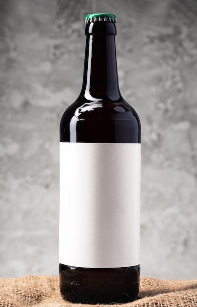 Bierfles met blank etiket op een grijze achtergrond