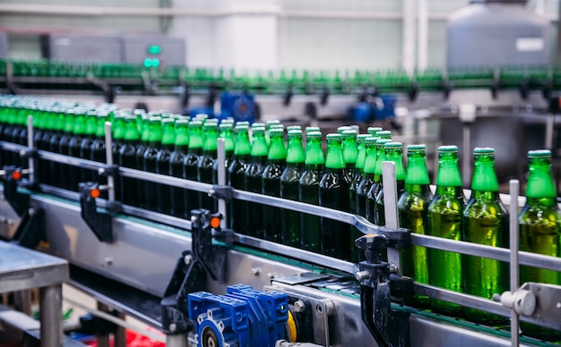 Bierflessen op de transportband van de fabriek