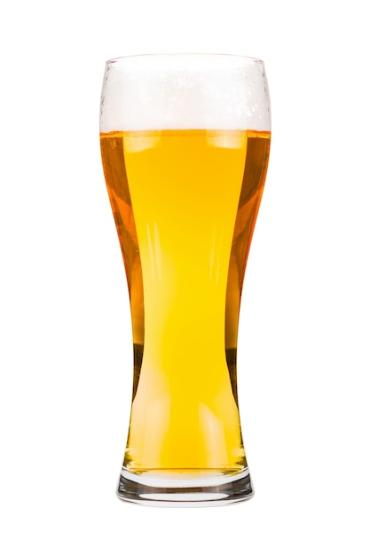 Bierglas gevuld met blond bier. Vol glas met schuim. Koude alcoholische drank. Geïsoleerd op witte achtergrond