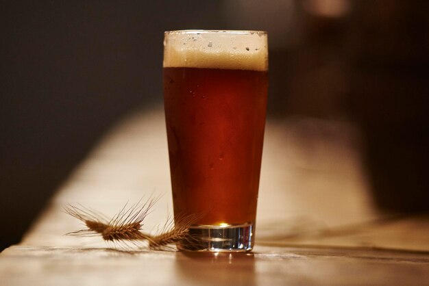 Foto bierglas op tafel bij de bar