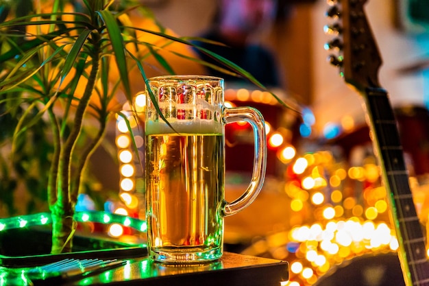 Bierglas op tafel tegen verlichtingsdecoraties