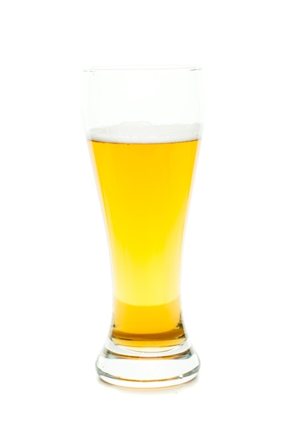 Bierglas op witte achtergrond