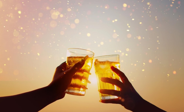 Bierglas viert zachtgekleurde bierdrankjes vriendschappen bijeenkomsten aan zee ontspannende dagen en eten en drinken Vieringsidee met kopieerruimte