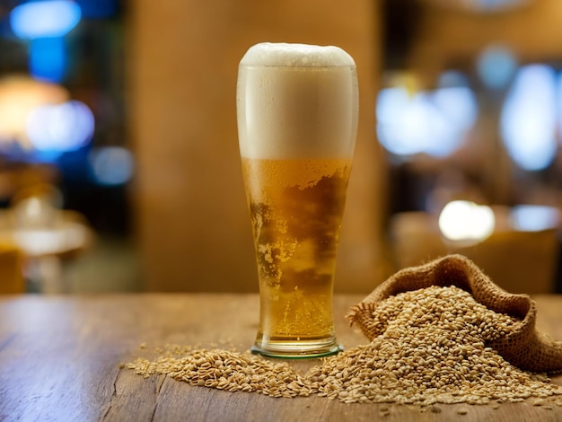 Bierpul tarwe oren hop en biervat op een houten achtergrond