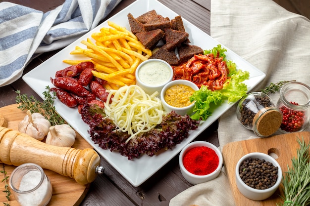 Biersnacks geserveerd in het restaurant