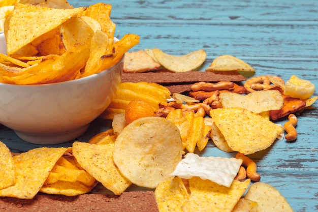 Biersnacks zoals crackers, chips, koekjes op een houten oppervlak