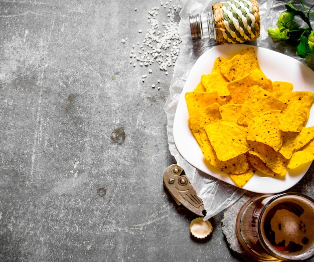 Biertafel. Bier en chips op oude stenen tafel. Bovenaanzicht