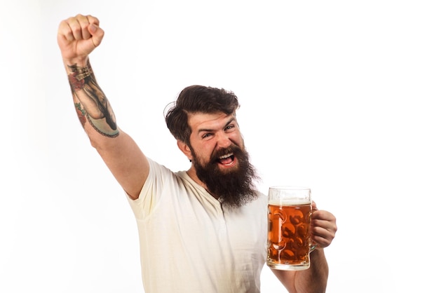 Biertijd emotionele bebaarde hipster die ambachtelijk bier drinkt uit een mok die een knappe man brouwt met een mok van