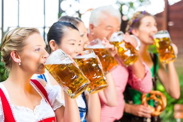 Biertuin - vrienden drinken in bavaria pub