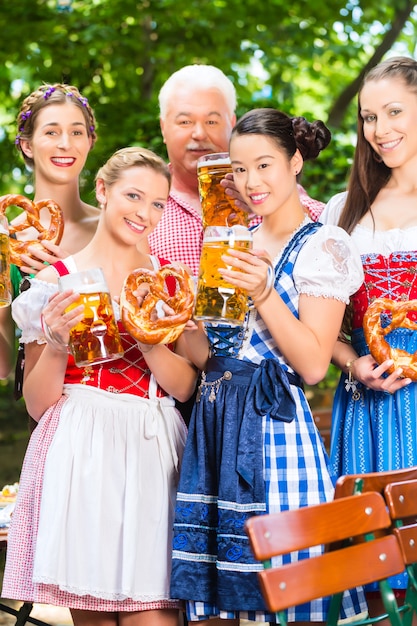 Biertuin - vrienden drinken in Bavaria Pub