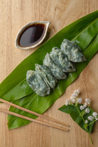 Bieslook gewikkeld in dunne deegvellen, gestoomd tot ze gaar zijn. Als Thaise snack