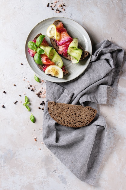 Bieten gemarineerde zalmsandwiches