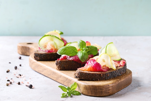 Bieten gemarineerde zalmsandwiches