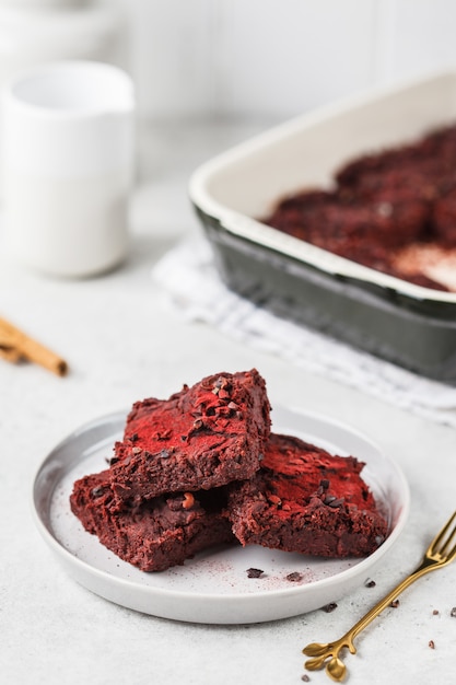 Bietenbrownie op grijze plaat. Gezond veganistisch eten.