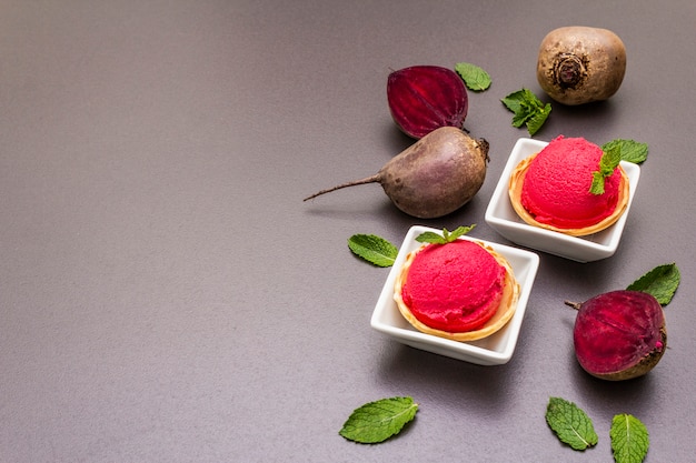 Bietenijs, sorbet, gelato. Zomer gezonde verfrissing dessert