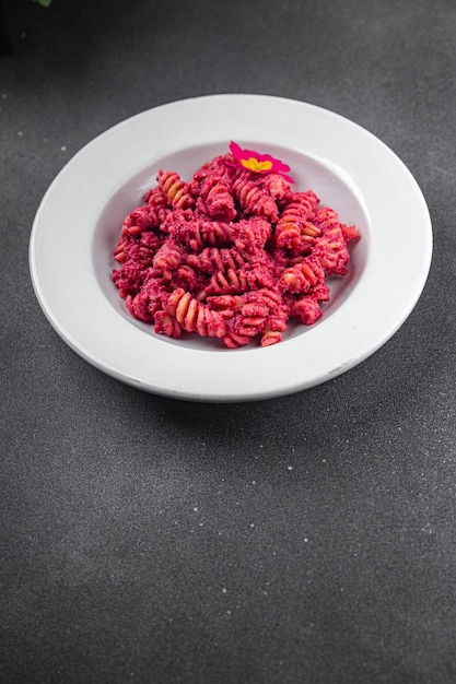 bietenpasta bietensaus plantaardig voedsel gezonde maaltijd voedsel snack op tafel kopieer ruimte voedsel