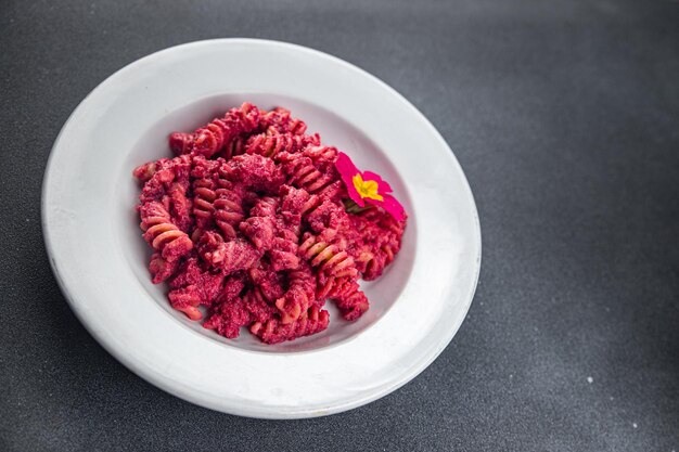 Bietenpasta bietensaus plantaardig voedsel gezonde maaltijd voedsel snack op tafel kopieer ruimte voedsel