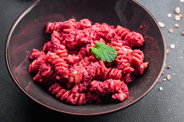 bietenpasta bietensaus plantaardig voedsel gezonde maaltijd voedsel snack op tafel kopieer ruimte voedsel