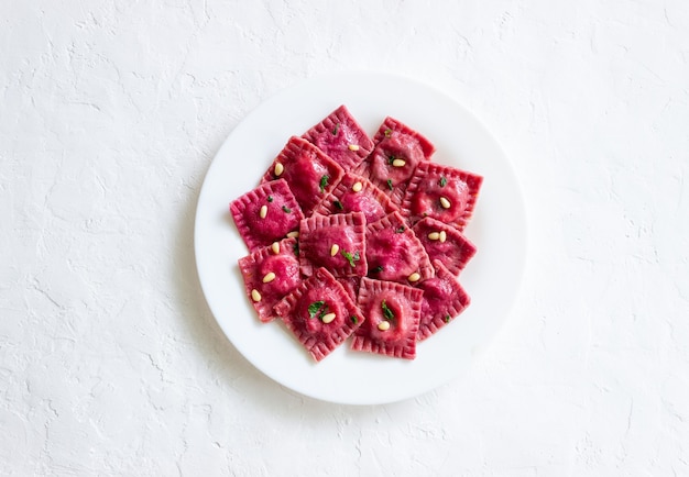 Bietenravioli met ricotta, spinazie en noten. Gezond eten. Vegetarisch eten. Italiaanse keuken.