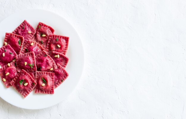 Bietenravioli met ricotta, spinazie en noten. Gezond eten. Vegetarisch eten. Italiaanse keuken.