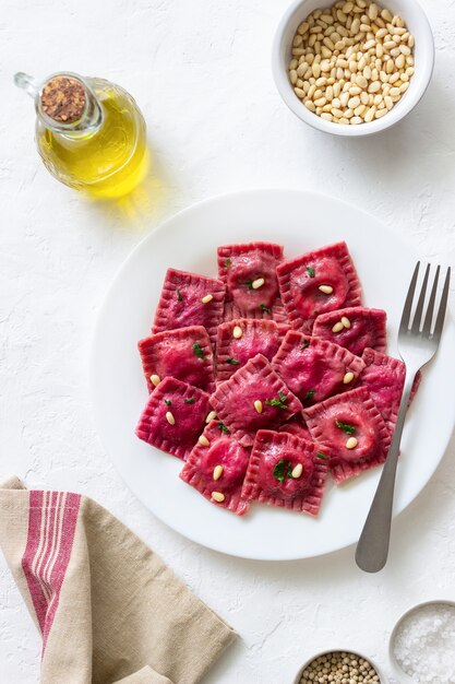 Bietenravioli met ricotta, spinazie en noten. Gezond eten. Vegetarisch eten. Italiaanse keuken.