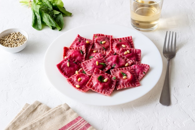 Bietenravioli met ricotta, spinazie en noten. Gezond eten. Vegetarisch eten. Italiaanse keuken.