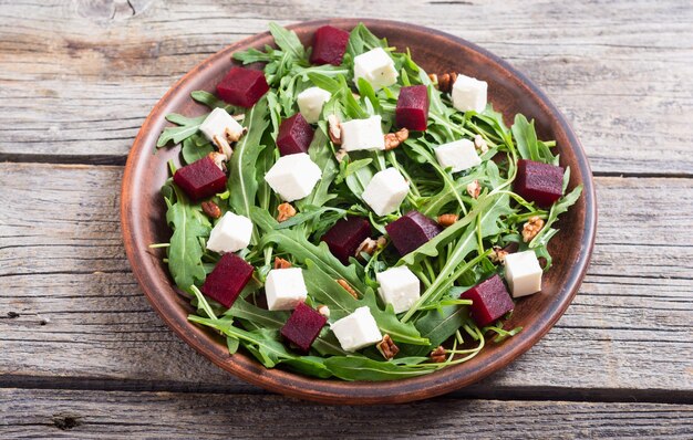 Bietensalade met feta, rucola, biet en walnoot