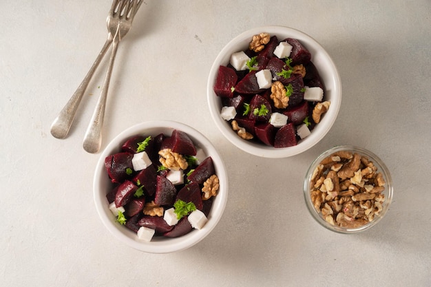 Bietensalade met fetakaas en walnoten bovenaanzicht