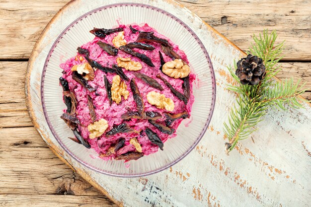 Bietensalade met gedroogde pruimen