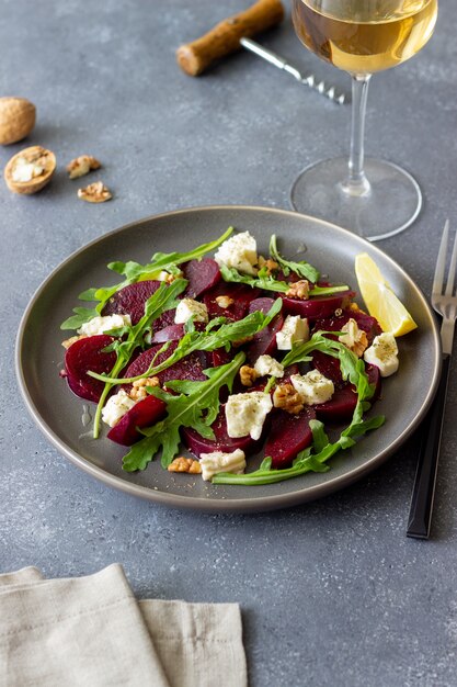 Bietensalade met kaas, rucola, noten en honing. Gezond eten. Vegetarisch eten.