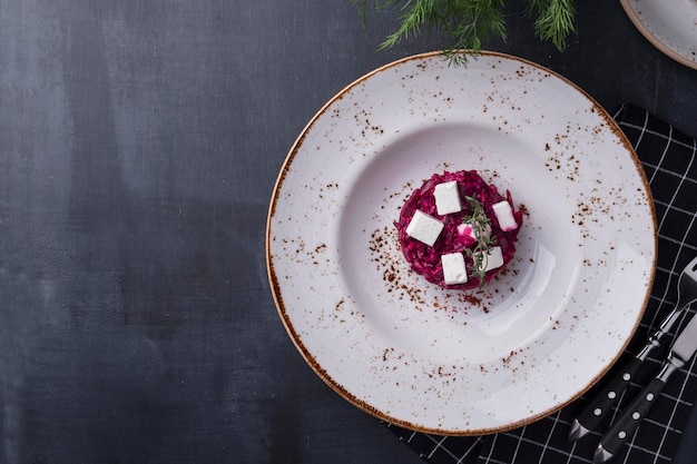 Bietensalade met pruimen en kaas op een bord met kopieerruimte. Bovenaanzicht