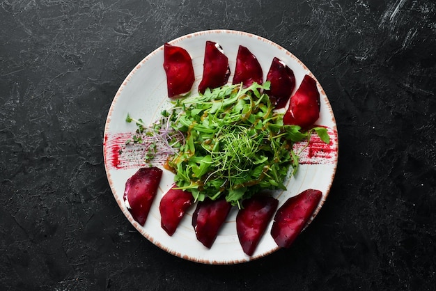 Foto bietensalade met rucola en kaas bovenaanzicht vrije ruimte voor uw tekst rustieke stijl