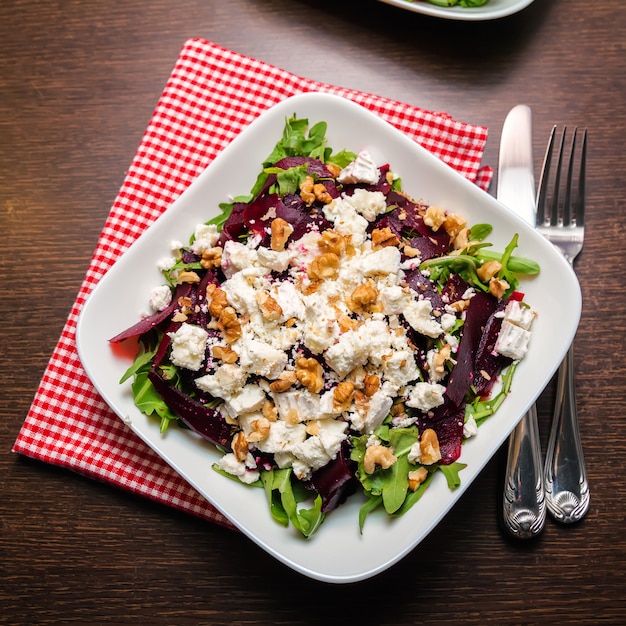 Bietensalade met rucola, fetakaas en walnoot