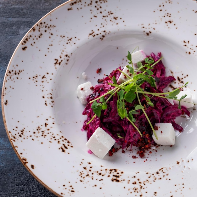 Bietensalade op een bord Close-up Macroweergave