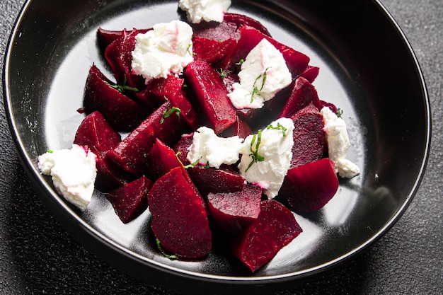 bietensalade rode biet en kaas gezonde maaltijd voedsel snack dieet op tafel kopieer ruimte voedsel achtergrond