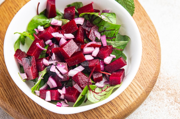 Bietensalade rode biet ui sla klaar om te eten vers portie dieet gezonde maaltijd voedsel dieet