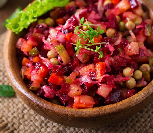 Bietensalade Vinaigrette in een houten kom