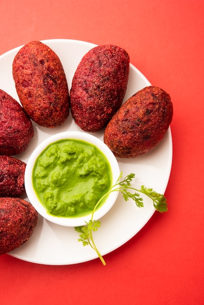 Bietenwortelpasteitjes of kotelet of tikki geserveerd met groene chutney
