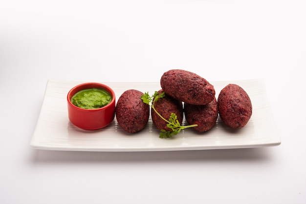 Bietenwortelpasteitjes of kotelet of tikki geserveerd met groene chutney