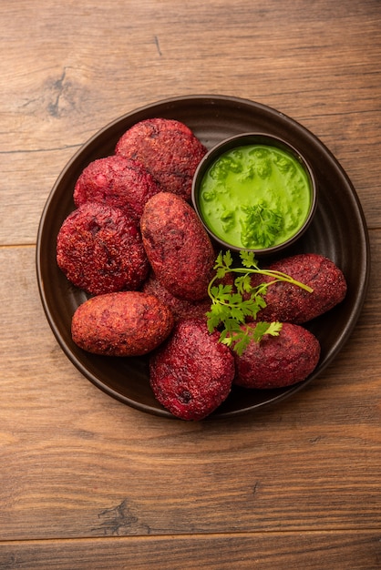 Bietenwortelpasteitjes of kotelet of tikki geserveerd met groene chutney