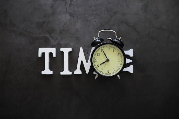 Большой будильник Часы на столе Надпись время Время для отдыха и путешествий