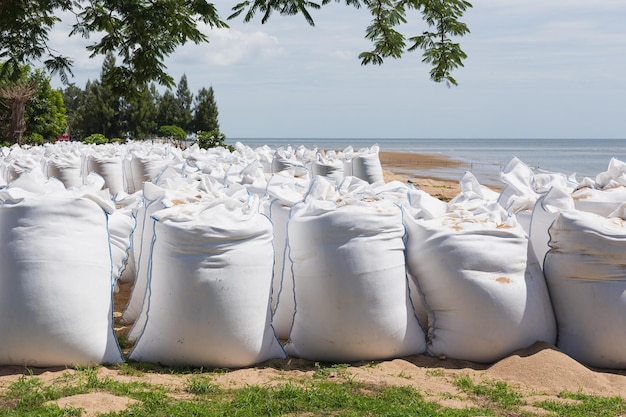 Grandi sacchi di sabbia di mare sulla spiaggia