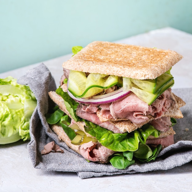 Foto panino con carne di manzo