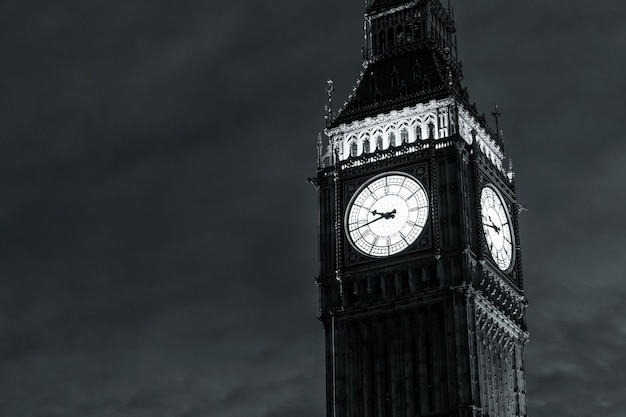 Big ben clock tower di notte inghilterra regno unito