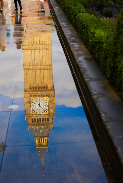 Riflessione della pozza di big ben clock tower a londra