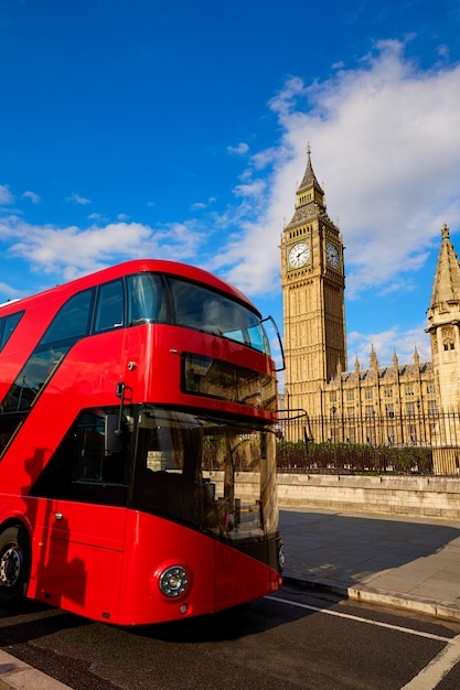 ロンドンのバスでビッグベン時計台