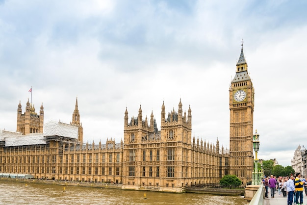 ビッグ・ベンと議会の建物は空を背景に