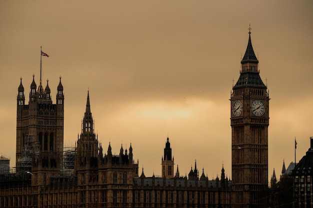 ロンドンのビッグベンと国会議事堂