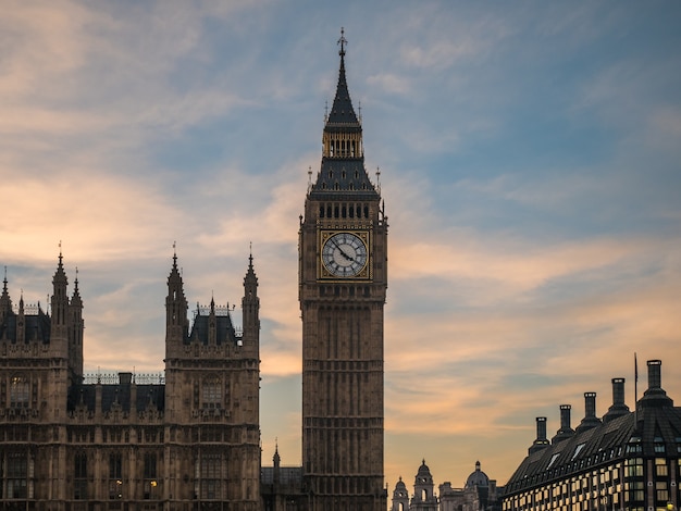 Big ben in londen vanaf de theems.